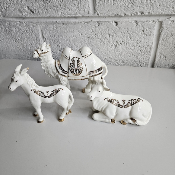 Bon Ton Set of 3 Jade Porcelain Nativity Animals. - Picture 3 of 7